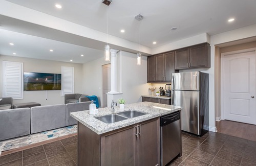 Peterborough House | Hot Tub & Gym in Relaxing 10 Person 5 BR House