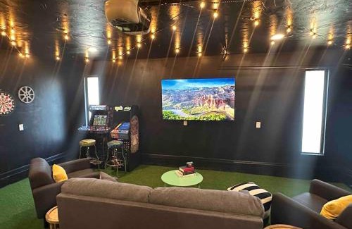 Quail Creek House | Hot Tub Hangout Arcade & Game Night Fun
