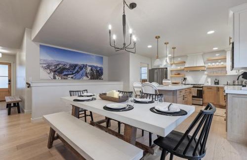 Heber House | Hot Tub, Heber Home, Pet-Friendly, Games, Sleeps 13 Guest!