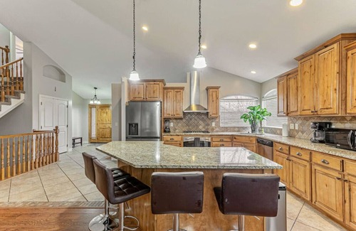 South Jordan House | Hot Tub Hideaway | 4 bd 3 ba | BBQ | Massage