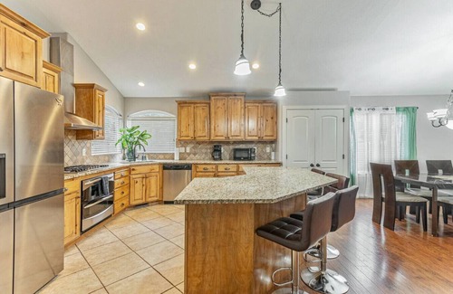 South Jordan House | Hot Tub Hideaway | 4 bd 3 ba | BBQ | Massage