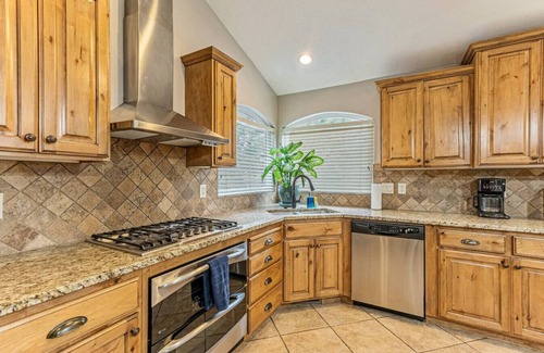 South Jordan House | Hot Tub Hideaway | 4 bd 3 ba | BBQ | Massage