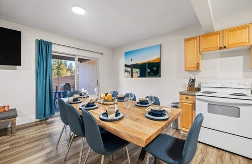 Custer House | Hot Tub Hideout | Private + Downtown Access