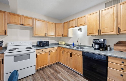 Custer House | Hot Tub Hideout | Private + Downtown Access