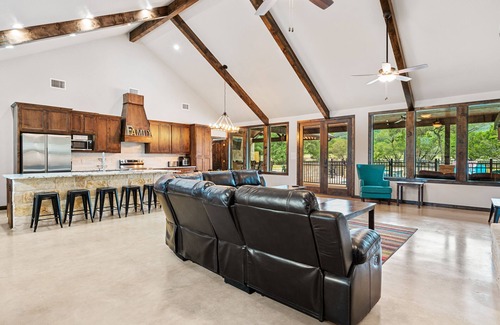 Sabinal House | Hot tub+huge outdoor family gathering area. On the golf course & a short drive to THE Frio River.