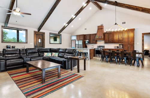 Sabinal House | Hot tub+huge outdoor family gathering area. On the golf course & a short drive to THE Frio River.
