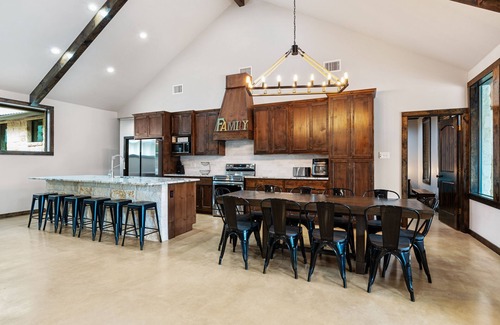 Sabinal House | Hot tub+huge outdoor family gathering area. On the golf course & a short drive to THE Frio River.
