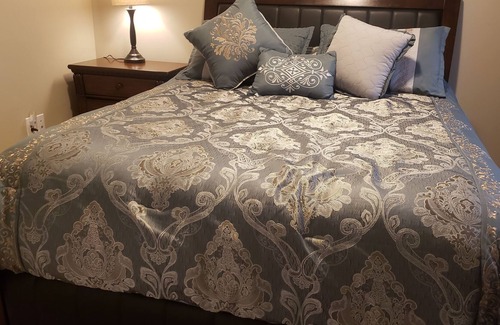 Taylorsville House | Hot Tub, King Bed, Gb Fiber Optic Internet, Close to Everything!