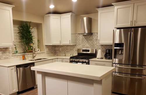 Taylorsville House | Hot Tub, King Bed, Gb Fiber Optic Internet, Close to Everything!