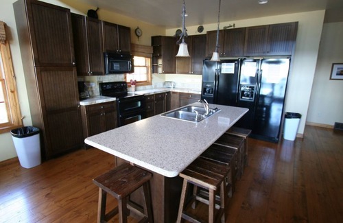Puposky House | Hot Tub-Lake Front-Resort Amenities FREE/Pool