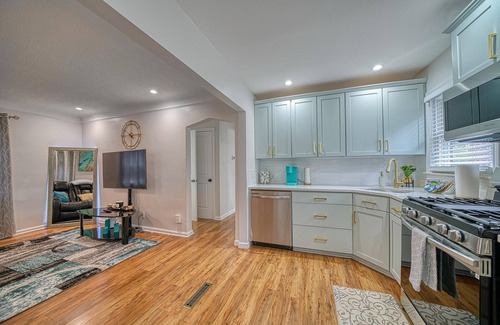 Ferndale House | Hot tub + Luxury cozy home + Fire pit + Game Room + Pool Table