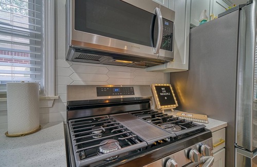 Ferndale House | Hot tub + Luxury cozy home + Fire pit + Game Room + Pool Table
