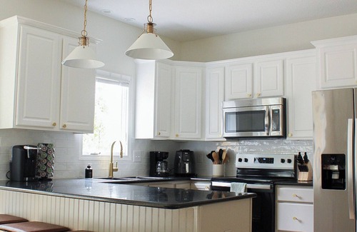 West Des Moines House | Hot Tub- Mini Golf- Movie Theater- Gym- Bowling- Huge Game Room
