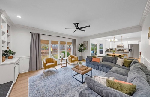 West Des Moines House | Hot Tub- Mini Golf- Movie Theater- Gym- Bowling- Huge Game Room