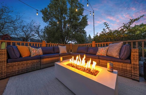 West Des Moines House | Hot Tub- Mini Golf- Movie Theater- Gym- Bowling- Huge Game Room