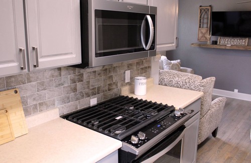 Makanda Cabin | Hot Tub - Minutes from Winetrail, SIU, Giant City, Cedar Lake, Shawnee Forest!