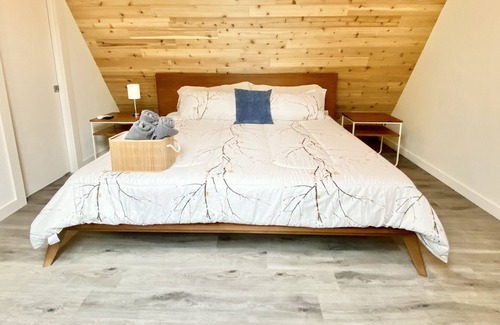 Malakoff Cabin | Hot tub! Modern A-Frame Cabin, Cedar Creek Lake