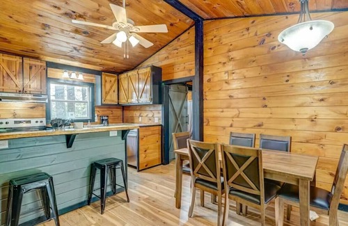 Ellijay Cabin | Hot Tub - Mountain View - Fire Pit - Gas Grill - Comfy Beds - Pet Friendly