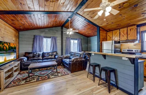 Ellijay Cabin | Hot Tub - Mountain View - Fire Pit - Gas Grill - Comfy Beds - Pet Friendly