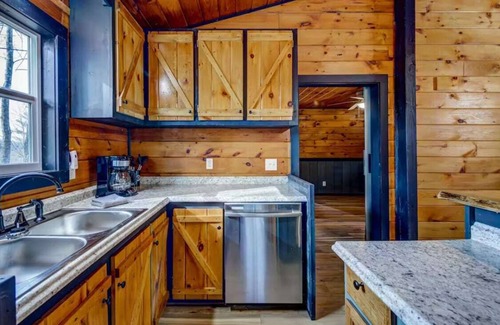 Ellijay Cabin | Hot Tub - Mountain View - Fire Pit - Gas Grill - Comfy Beds - Pet Friendly