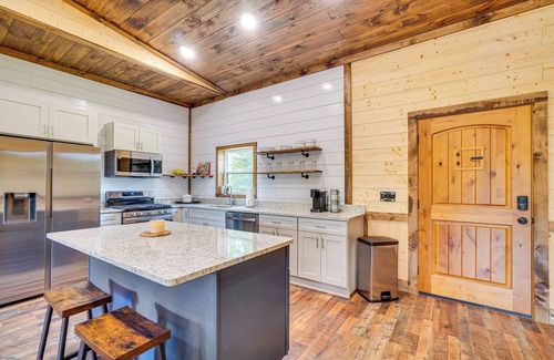 Unaka Cabin | Hot Tub & Mtn Views: Pet-Friendly Englewood Cabin