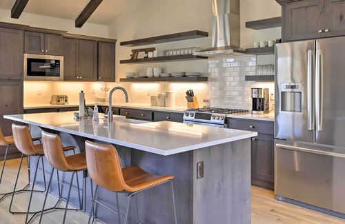 Silverthorne House | Hot Tub & Mtn Views at Modern Silverthorne Retreat