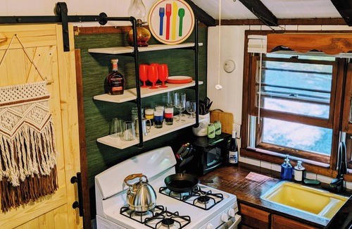 Hillsville Cabin | HOT TUB! Nature Delight! 2 Acre Cabin Hot Tub- Creek & Dog Friendly Fast WIFI!
