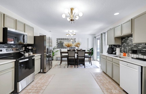 San Antonio House | Hot Tub Near Missions Park + DT | Yard BBQ Games