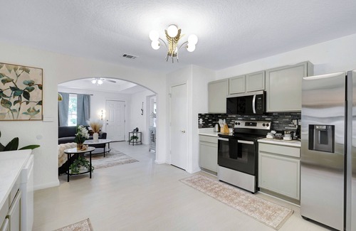 San Antonio House | Hot Tub Near Missions Park + DT | Yard BBQ Games