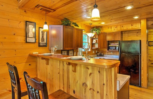 Stanton Cabin | Hot Tub, Pet-Friendly, WiFi - ManeStay - Red River Gorge, Kentucky!