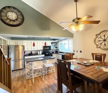 Wichita House | Hot Tub-Pool Table-Fire Pit! Great hang out place!