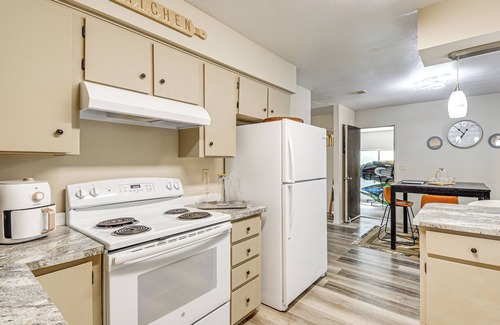 Prescott Country Club House | Hot Tub & Sauna: Dewey Getaway w/Community Perks