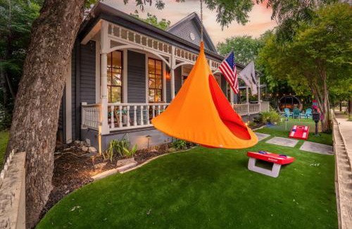 Southtown House | Hot Tub Sauna Fire Pit Putting green Downtown