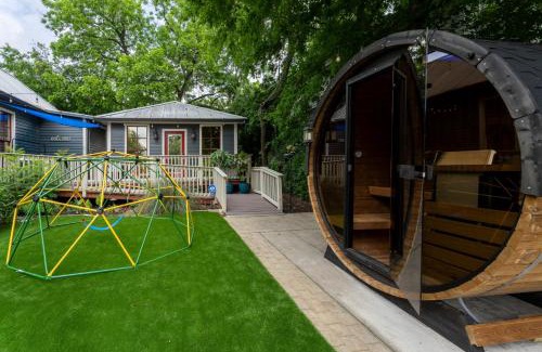 Southtown House | Hot Tub Sauna Fire Pit Putting green Downtown
