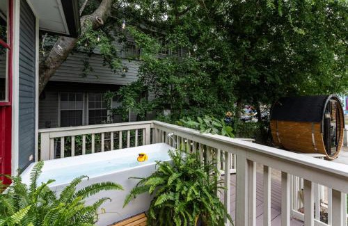 Southtown House | Hot Tub Sauna Fire Pit Putting green Downtown
