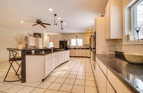 Hoffman Estates Villa | Hot Tub & Sauna: Hoffman Estates Villa in Elgin!