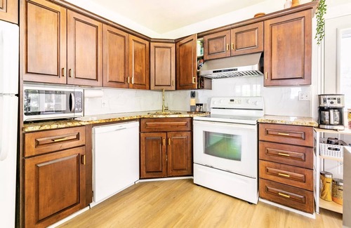 Town of Essex Cottage | Hot Tub, Sauna, King Bed, Outdoor Patio, Winery