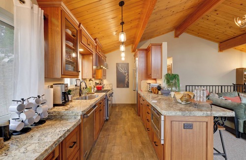 Twain Harte Cabin | Hot Tub + Scenic Views: Luxury Twain Harte Cabin!