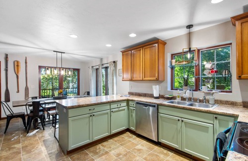 Williams Bay House | Hot Tub & Theater! Sleeps up to 10, Short walk to all the local favorites