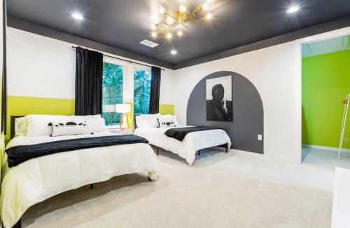 Govalle House | Hot Tub Time Machine - Clubhouse - DT 6 Min Drive