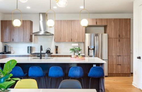 Govalle House | Hot Tub Time Machine - Clubhouse - DT 6 Min Drive