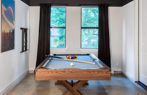 Govalle House | Hot Tub Time Machine - Clubhouse - DT 6 Min Drive