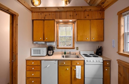 Carbon Hill House | HOT TUB! Tiny Home Fire Pit! Pet Friendly on 5 Acres of Seclusion!