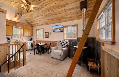 Carbon Hill House | HOT TUB! Tiny Home Fire Pit! Pet Friendly on 5 Acres of Seclusion!