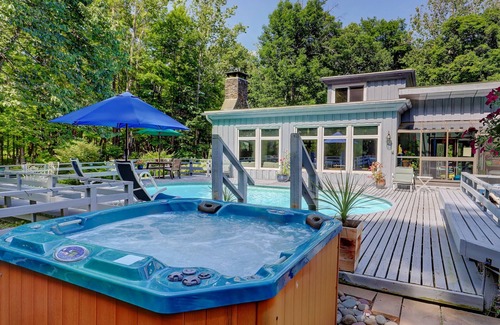 Woodstock House | HOT TUB w/POOL, STREAM on 7 Acres, JUST 2 MINUTES FROM TOWN