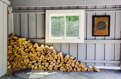 Woodstock House | HOT TUB w/POOL, STREAM on 7 Acres, JUST 2 MINUTES FROM TOWN