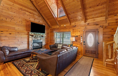 Stanton Cabin | Hot Tub & WiFi | Biggie cabin near Red River Gorge, Kentucky!