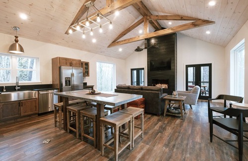 Primrose Cabin | Hot Tub & WiFi - Large Family Cabin - Honeysuckle Bridge - Red River Gorge, Kentucky!
