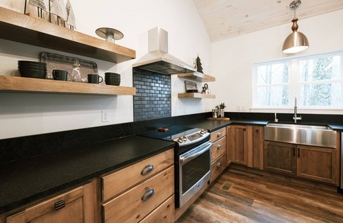 Primrose Cabin | Hot Tub & WiFi - Large Family Cabin - Honeysuckle Bridge - Red River Gorge, Kentucky!