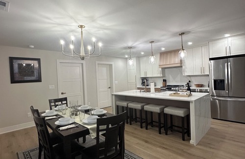 West Des Moines House | Hot tubo, 3bedroom house in delightful West Des Moines withWiFi, AC,fitness room